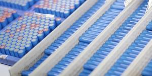 3.7V-18650-battery-cell